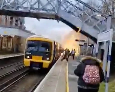 VIDEO/ Merr flakë treni në ecje, udhëtarët dalin të tmerruar