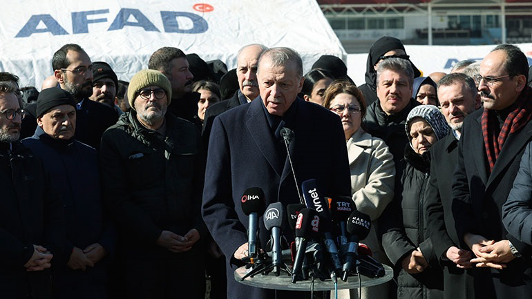 “Mea culpa” nga Erdogan: Ndihma për viktimat e tërmetit nuk arriti aq shpejt sa pritej