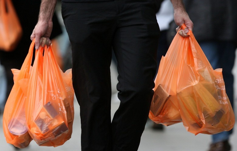 Vazhdon shitja e qeseve të plastikës, ligji nuk hyn në fuqi