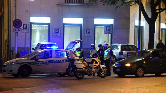 Vodhi një makinë në qendrën tregtare në Itali, shqiptari kërcënon me kaçavidë pronarët dhe policinë