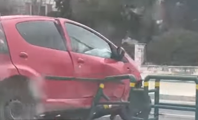 Makina përplaset me trafik-ndarësen në Durrës