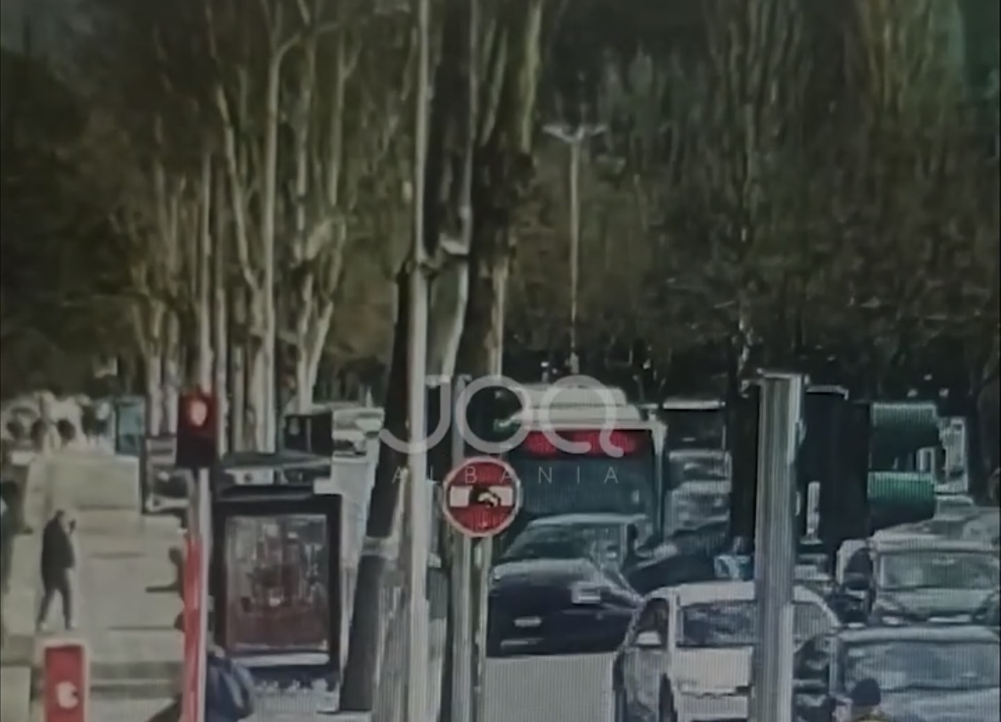 Video e plotë/ Porsche nuk ia ndërpreu rrugën autobusit, “Green Line” merr përpara dy makina