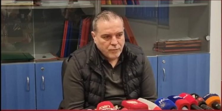 Vdekja e 60-vjeçarit/ Drejtori i spitalit Shkodër: Ambulanca nuk u vonua, mbërriti 7 minuta pas njoftimit