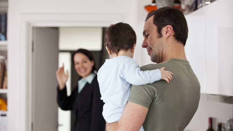 Leja e lindjes ende tabu për burrat shqiptarë, vetëm 6% e morën në vitin 2022