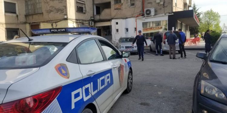 Përplasi me “Benz” të miturën dhe ia mbathi, arrestohet pas disa orësh 56-vjeçari në Durrës