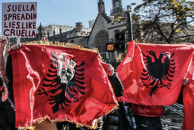 “DailyMail”: Dy vëllezërit shqiptarë që organizuan protestën në Londër të dënuar për kontrabandë njerëzish