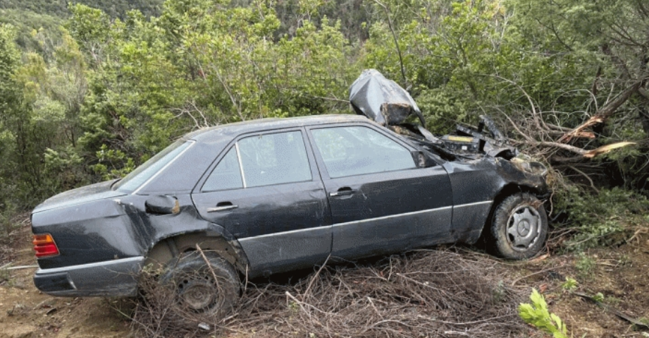 Gramsh/ 16-vjeçari përplas “Benz-in” me pemën, plagoset rëndë