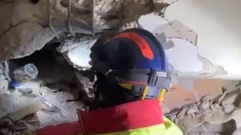 Ndodh mrekullia në Turqi/ Pas 104 orësh bllokuar nën rrënoja shpëtohet gruaja 40-vjeçare
