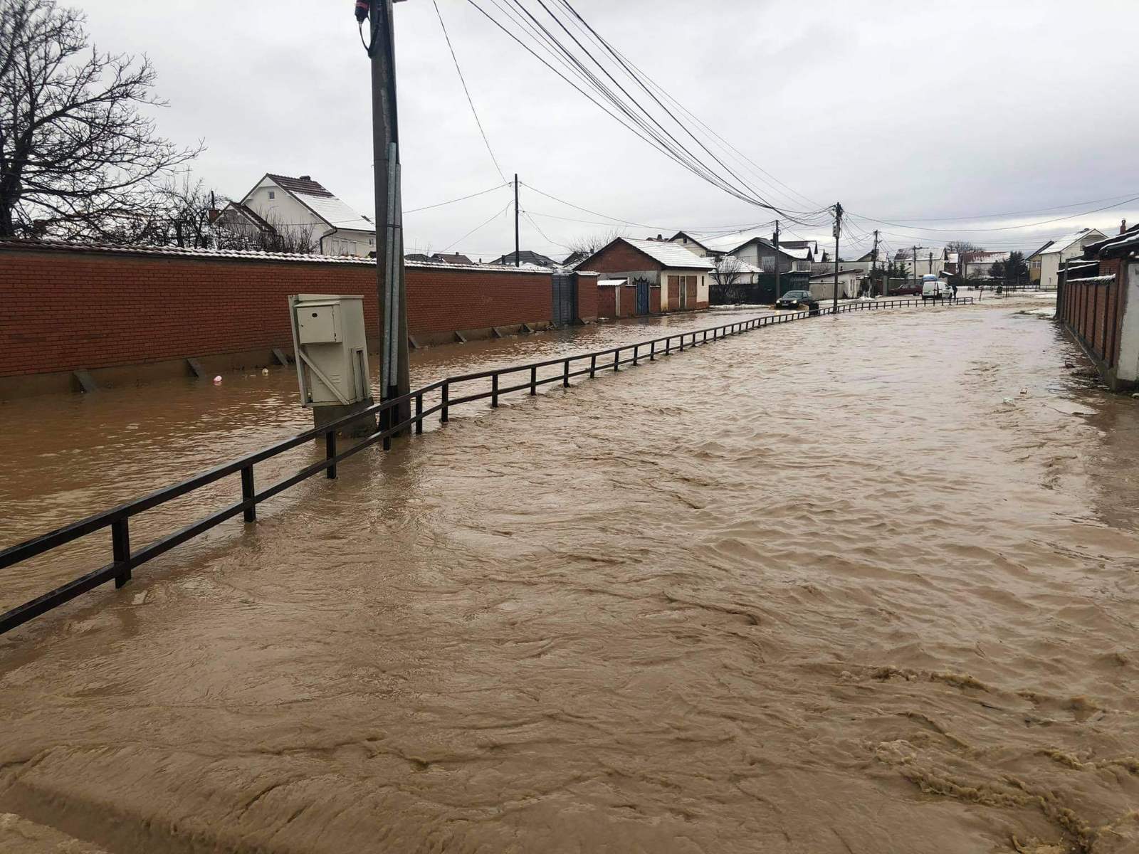 Nesër në disa zona pritet të ketë vërshime të shpejta dhe rrëshqitje dheu