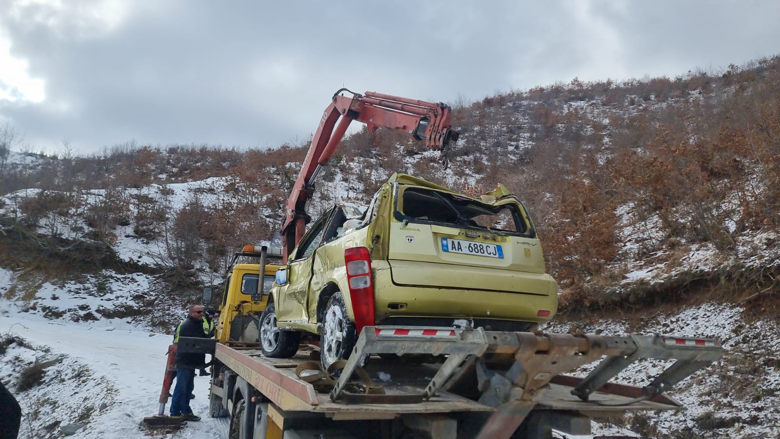 Shpëtuan mrekullisht/ Makina në Pogradec ra nga 5 metra lartësi, në të udhëtonin 6 persona