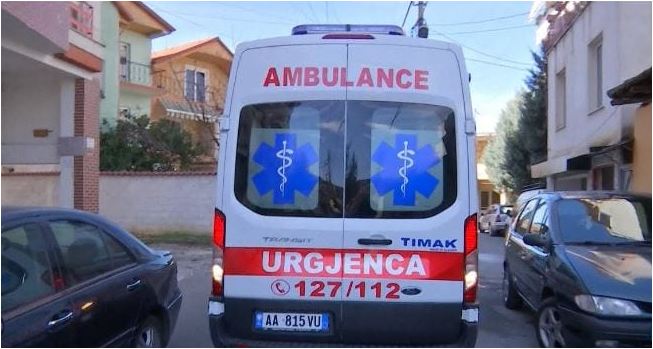 Makina në Pogradec humb kontrollin dhe del nga rruga, katër persona nisen me urgjencë në spital