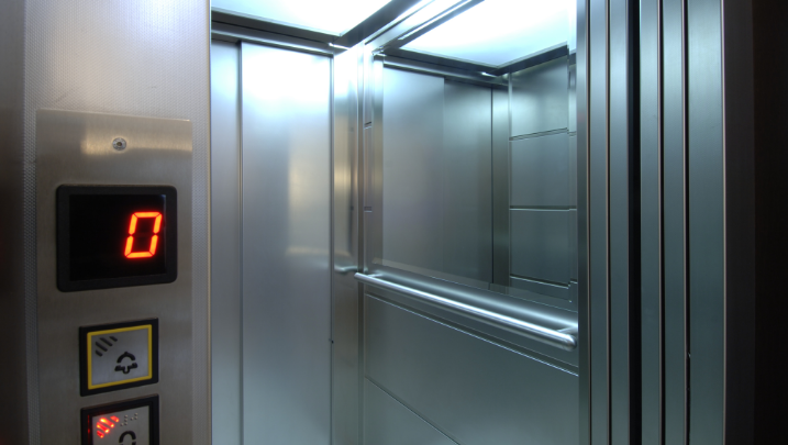 Shkëputja e ashensorit në Astir, policia ndryshon deklaratën: Nuk ishin dy por 5 persona, tejkaluan kapacitetin