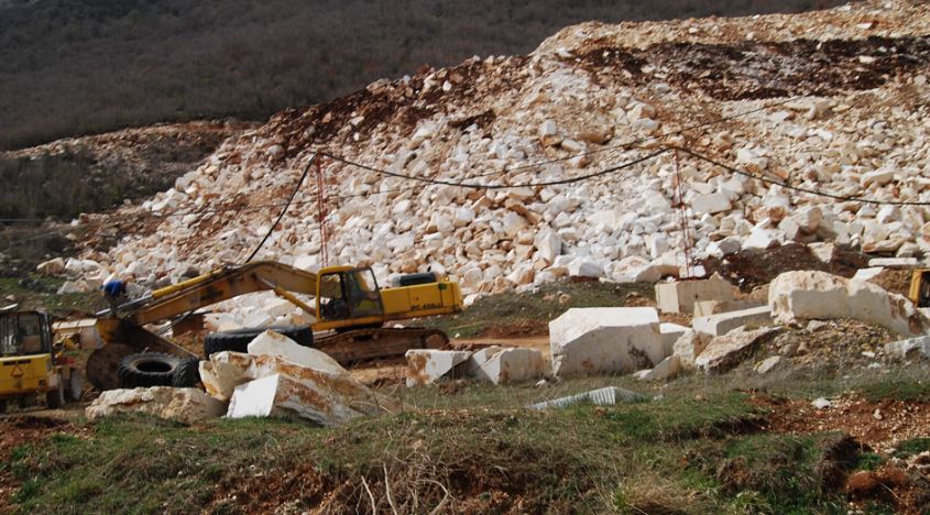 Shkatërruan Malin e Tomorrit, arrestohen 3 administratorë subjektesh