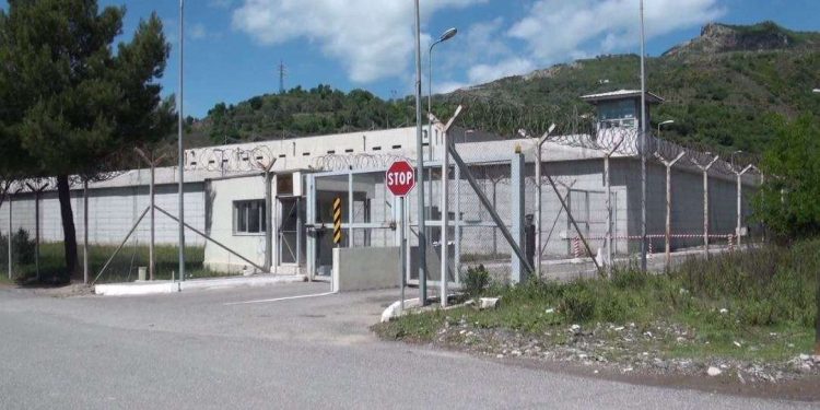 Mbipopullim i burgjeve/ Të paraburgosurit në Elbasan flenë në tokë