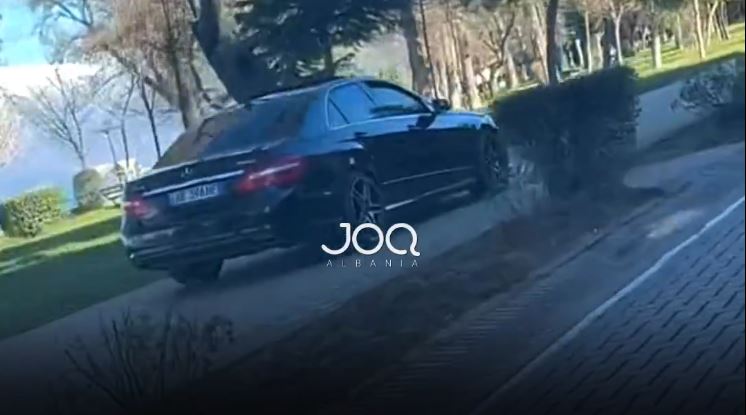 Po qarkullonte si i tërbuar me makinë në trotuar/ Pas publikimit nga JOQ, gjobitet me 40 000 lekë të rinj shoferi në Pogradec