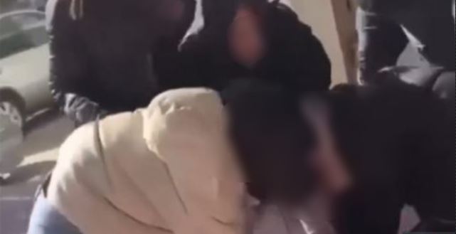 Sherri mes vajzave në Tiranë/ Policia: 5 të miturit po merren në pyetje, skenën e dhunës e filmoi një djalë