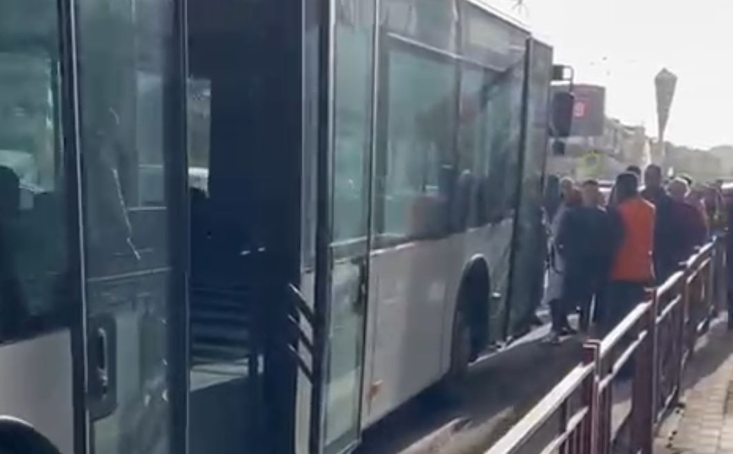 Autobusi bën zhurmë të fortë/ Qytetarët dalin jashtë të panikosur