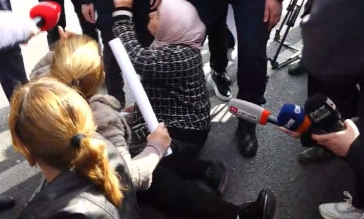 Tensione në protestën e Bërxullës/ Gratë bllokojnë rrugën duke u ulur këmbëkryq në asfalt: Mos më prek!