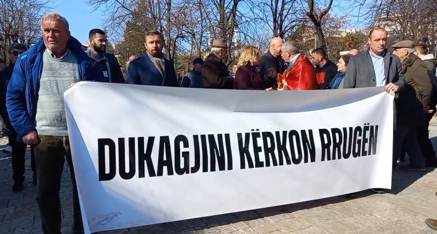 Banorët protestë para Bashkisë në Shkodër: Dukagjin, dashnija jeme, dua rrugën me shku te Kulla e gjyshit!