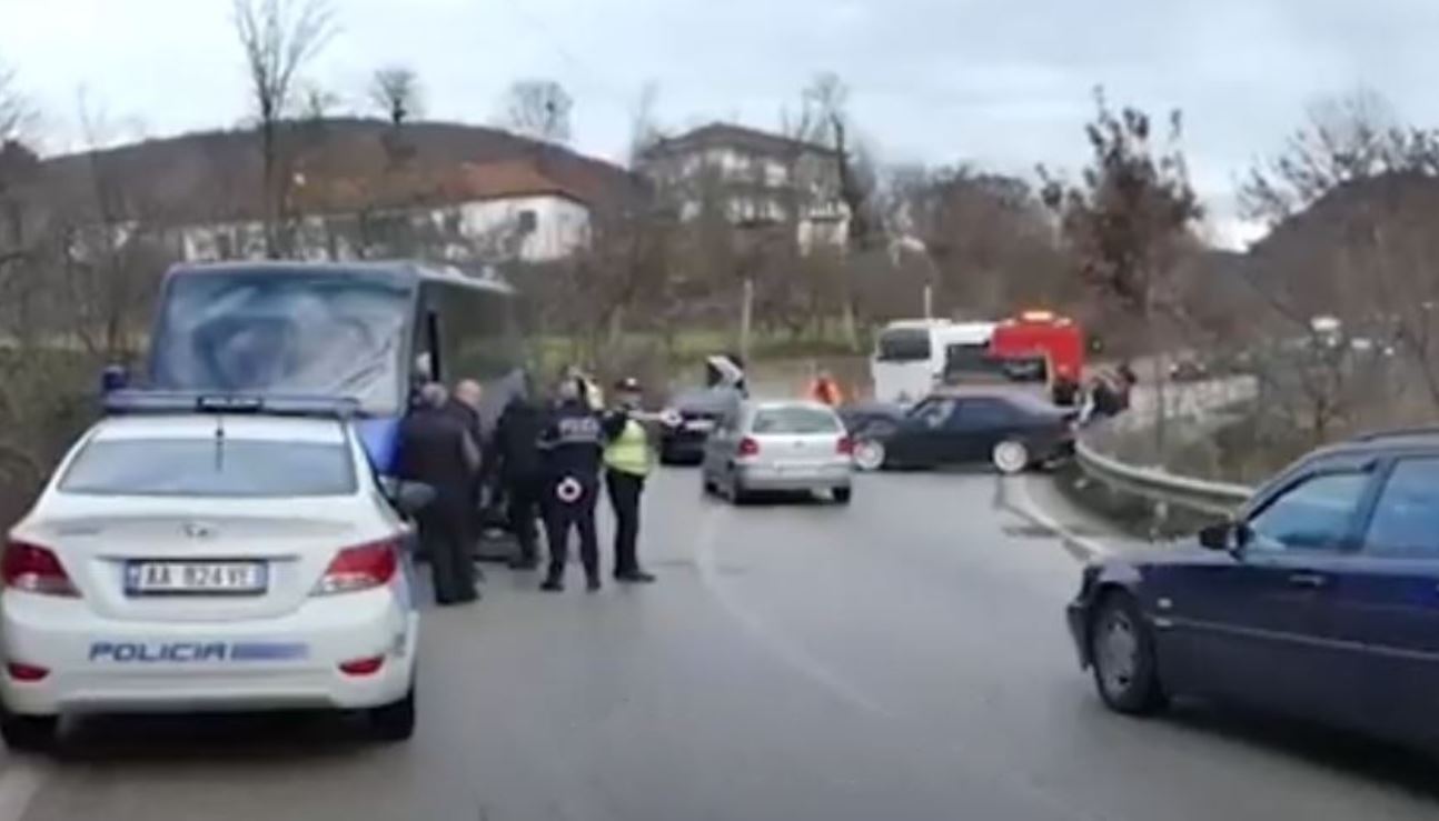 Autobusi me nxënës përplaset me një makinë në Librazhd
