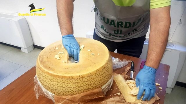 E kishin fshehur brenda djathit ‘Parmigiano’, shqiptarët kapen me 100 kg kokainë në Itali