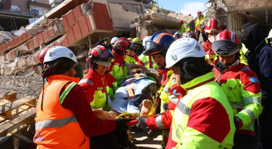 Mbijetoi 104 orë nën rrënoja, gruaja në Turqi humb jetën një ditë më pas në spital