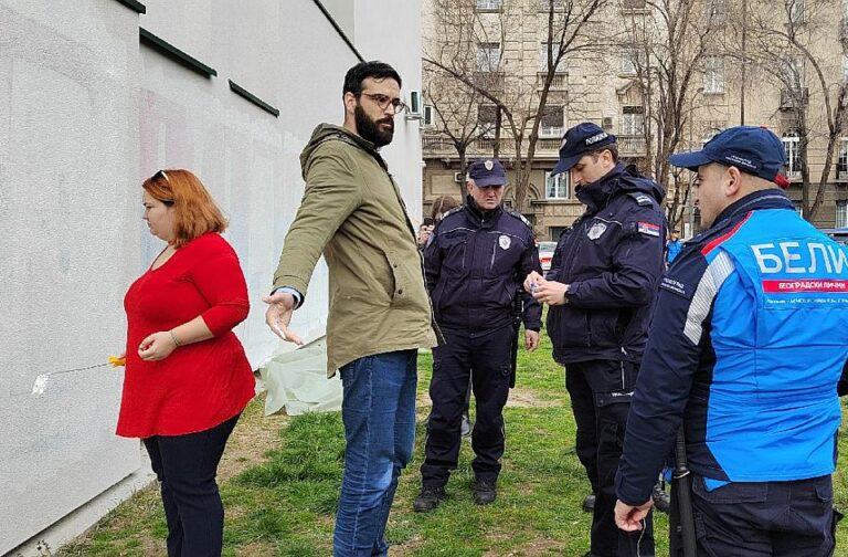 Aktivistët serbë largojnë muralin “Kur ushtria kthehet në Kosovë”, gjobiten nga pushteti i Vuçiqit