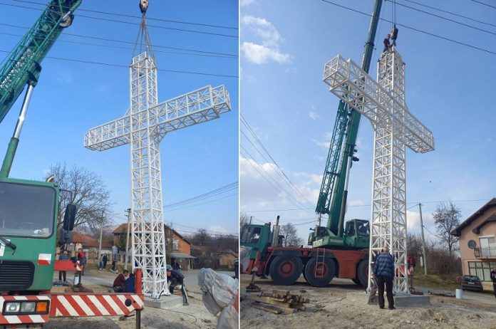 Dimitrievski vendos kryq disa metra në fshatin Tabanoc