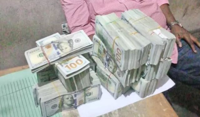 Në prag zgjedhjesh, politikani nigerian arrestohet me 500,000 dollarë