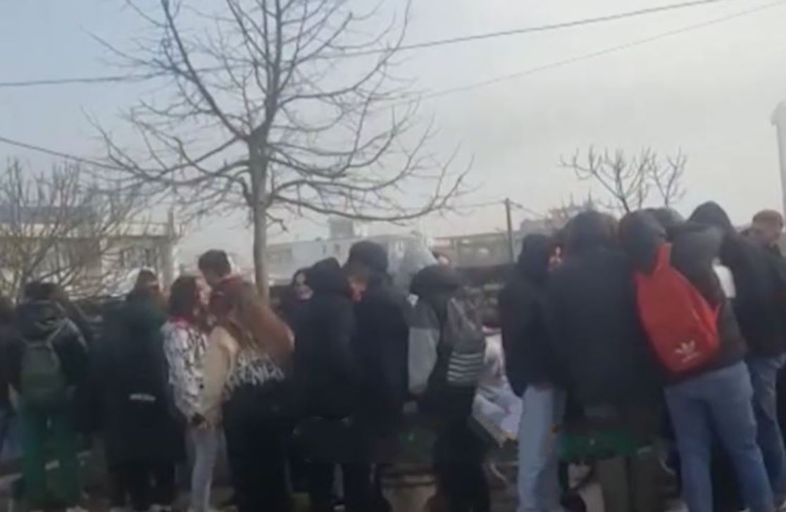 Nuk kanë me çfarë të ngrohen, nxënësit e gjimnazit në Gjirokastër dalin në protestë