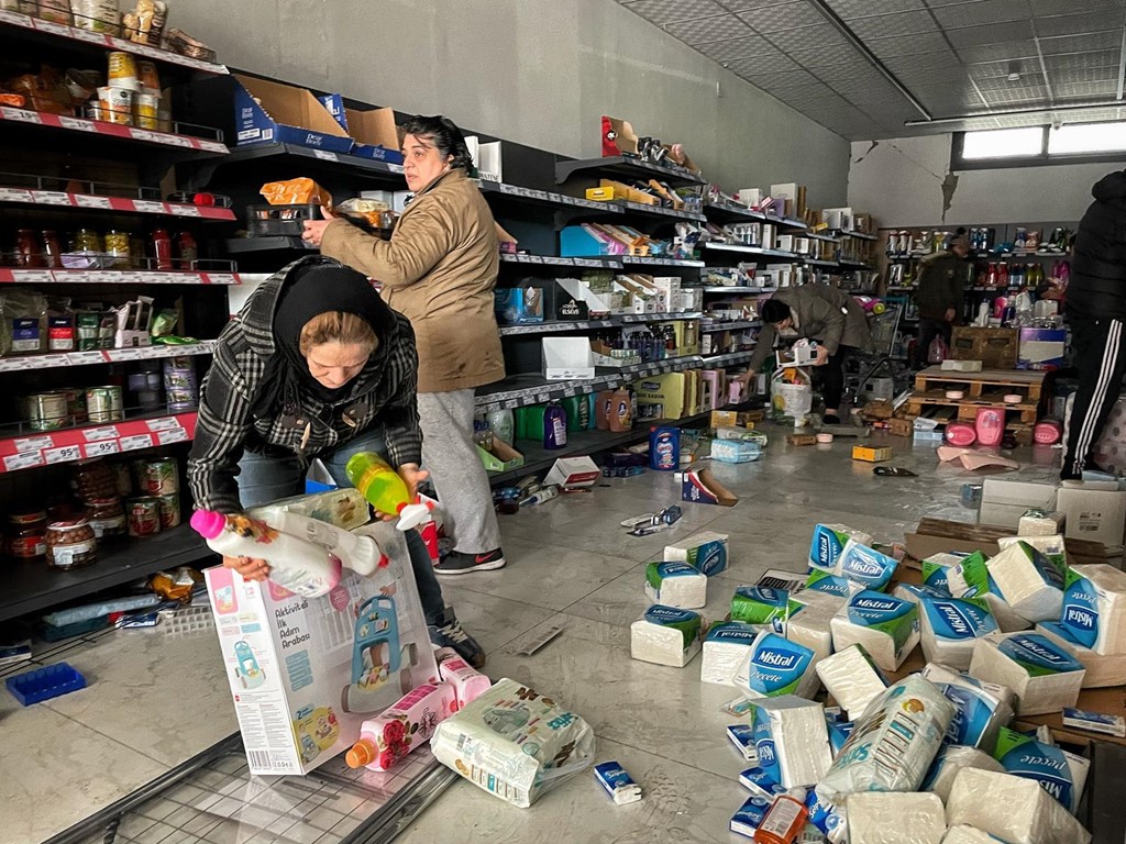Katastrofa prej tërmetit në jug të Turqisë, qytetarët grabisin supermarketet