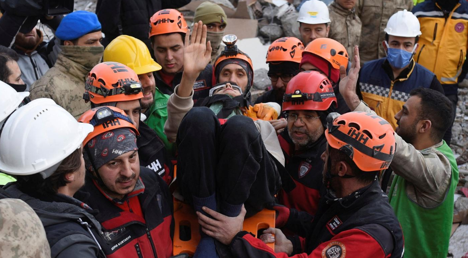 Mrekullia e radhës mes katastrofës së madhe, 5 anëtare të një familjeje nxirren të gjallë mes rrënojave pas 129 orësh