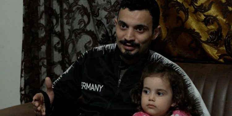 Tërmeti shkatërrues ia mori jetën gruas dhe djalit të tij, babai turk ribashkohet me të bijën