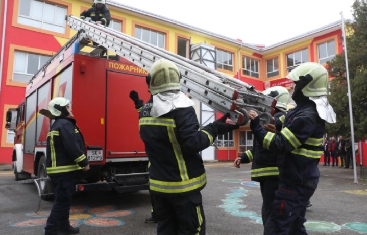 Stërvitje simuluese për mbrojtje dhe shpëtim në rast tërmeti dhe zjarri në shkollë