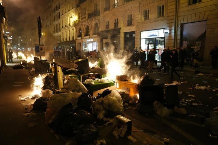 Francezët i vënë flakën Parisit, protesta të dhunshme dhe përplasje me policinë për pensionet