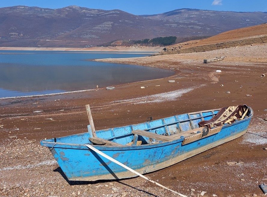 I shpërtheu lënda plasëse duke peshkuar, humb jetën 50-vjeçari në Fierzë