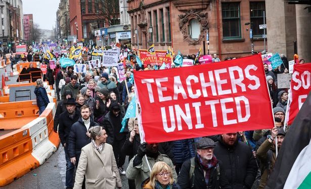 Angli, mijëra mësues dalin në grevë për rritjen e pagave