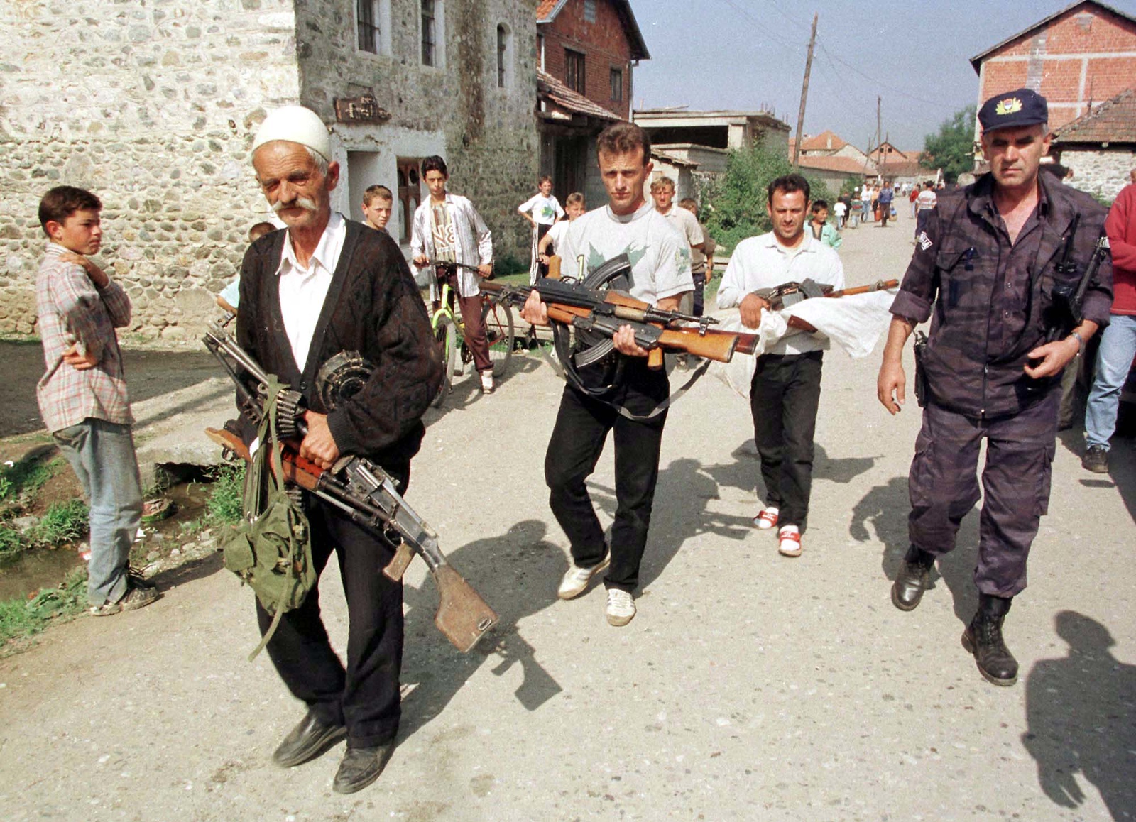 Publikohen pamjet e vitit 1998, kur shqiptarët dorëzuan armët pas ultimatumit të forcave serbe