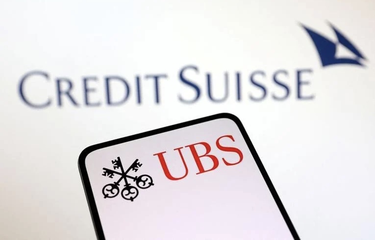 Banka më e madhe e Zvicrës “UBS” blen rivalin “Credit Suisse” për ta shpëtuar nga falimentimi