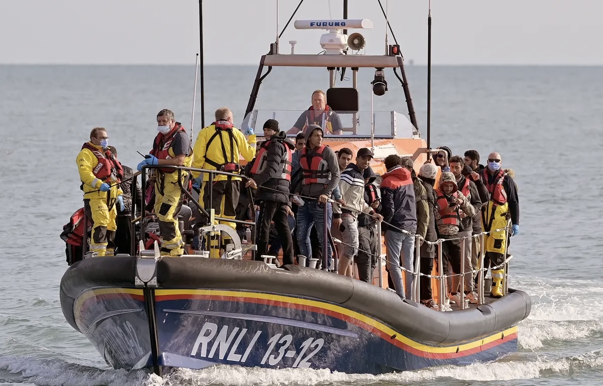 Britania po ashpërson ligjet: Emigrantët që mbërrijnë me gomone nuk do aplikojnë për azil
