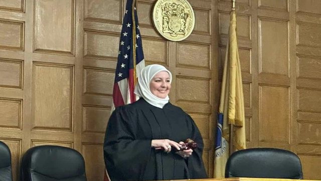 Gruaja muslimane bëhet gjyqtarja e parë me shami në SHBA, betohet mbi Kuran