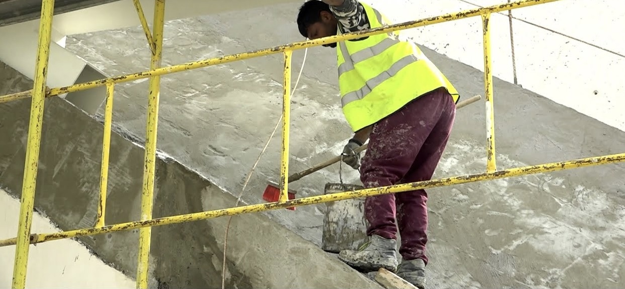 Në Shqipëri indianët po punojnë në ndërtim: Erdhëm për të fituar para