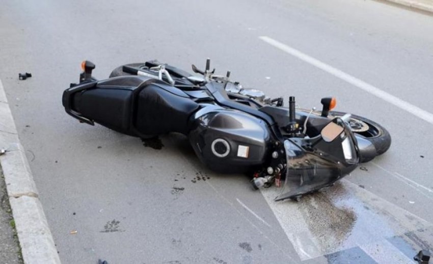 Aksident trafiku, motoçikleta përplaset me një veturë në Ferizaj