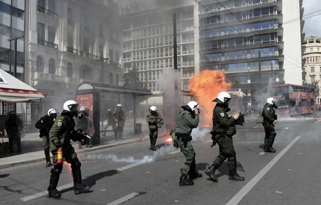 Grekët nuk i ndalin protestat! Zjarrvënie, thyerje xhamash dhe përplasja të forta me policinë