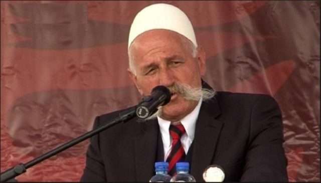 Presidentja e Kosovës Vjosa Osmani ia dhuron Rifat Jasharit “Urdhrin e Lirisë”