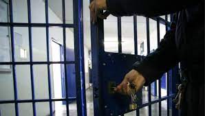 48-vjeçari shqiptar arratiset nga burgu në Greqi duke përdorur një kartë telefonike