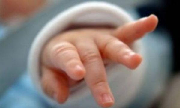 Vdes foshnja në Spitalin e Pejës, babai dyshon tek mjekët