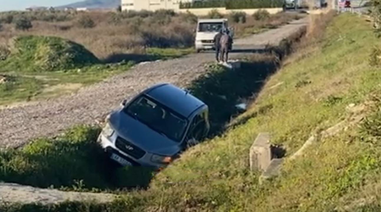 Makina në Vlorë përfundon në kanal, plagosen dy të moshuarit