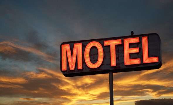 Lulëzon prostitucioni: 55-vjeçari në Pejë kapet mat me 23-vjeçaren në motel