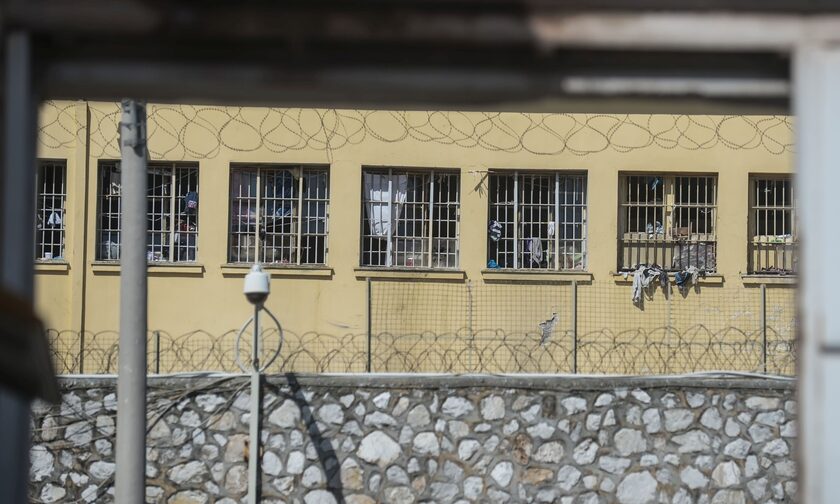 Sherr me sende të forta në burgun grek, shqiptari bën për spital dy të burgosur